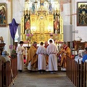 ▲	Uroczystą Eucharystię odprawił w malborskim kościele  św. Jana Chrzciciela biskup elbląski Jacek Jezierski. W nabożeństwie uczestniczyli parafianie, grupy parafialne, a także władze miasta.