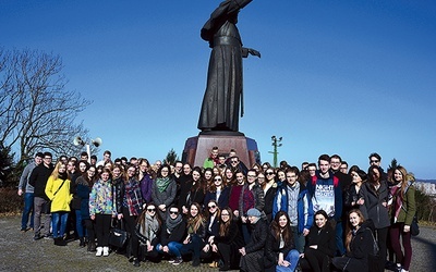 ◄	Uczniowie z SLO nr 1  w Opocznie przy pomniku św. Jana Pawła II.