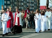 ▲	Zwyczaje przywiezione po wojnie nie przebiegają już według identycznych obrzędów jak  na przedwojennych Kresach. Tradycja nieco się zunifikowała, ale nadal jest bardzo mocna.