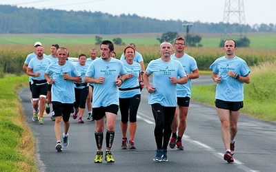 Biegacze będą zmieniać się co 10 km. Na zdjęciu: ubiegłoroczna sztafeta z Rokitna do Rzepina.