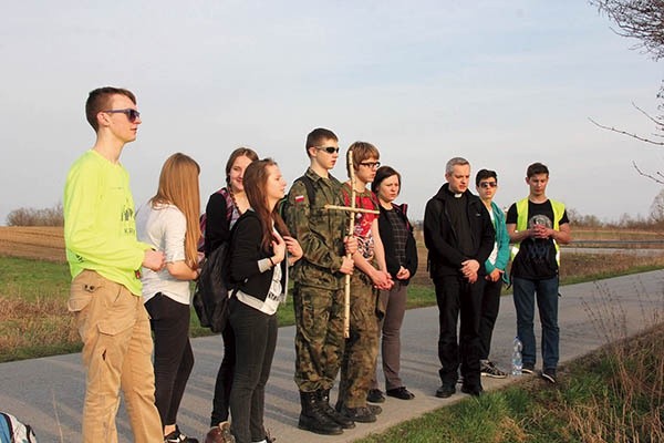 Około 60 uczniów wraz z nauczycielami i dyrektorem  przeszło EDK.