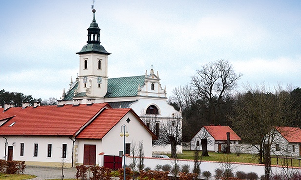 Widok na pokamedulski kościół i zabudowania klasztorne.