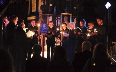 ▲	Schola Gregoriana Silesiensis wykonała program, na który złożyła się sarmacka ceremonia pogrzebowa.