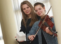 ▲	Z lewej Magdalena Niemiec (w ręce trzyma grę „O matko i córko!”), z prawej – Monika Fojcik. 