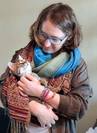 Kot Wacław  – mieszkaniec householdu – na rękach Kasi.