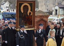 Strażacy niosą ikonę jasnogórską w procesji do kościoła