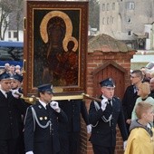 Strażacy niosą ikonę jasnogórską w procesji do kościoła