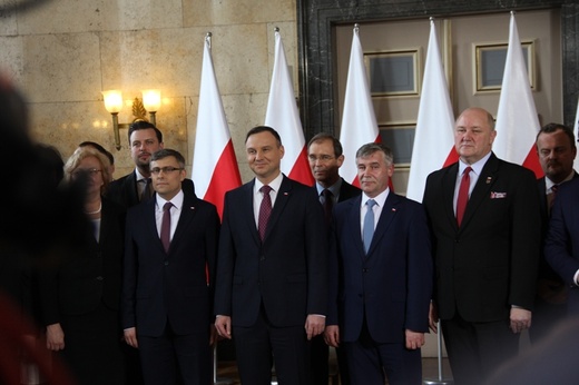 Andrzej Duda podpisuje ustawę metropolitalną 