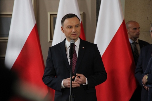 Andrzej Duda podpisuje ustawę metropolitalną 