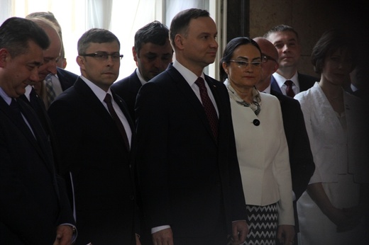 Andrzej Duda podpisuje ustawę metropolitalną 