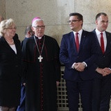 Andrzej Duda podpisuje ustawę metropolitalną 