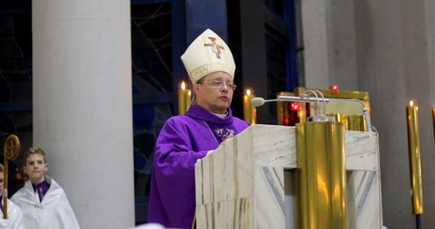 Trzeba patrzeć na krzyż nieustannie