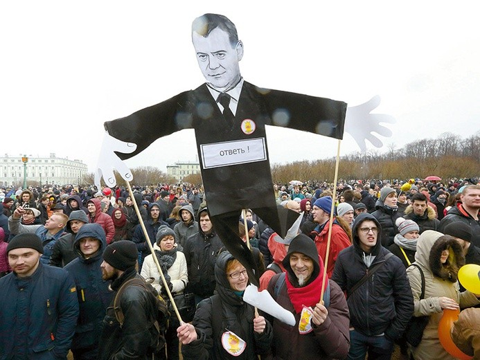 W demonstracji przeciwko korupcji w Petersburgu wzięło udział kilkanaście tysięcy młodych ludzi. Wielu przyniosło karykatury premiera z butami sportowymi, które stały się symbolem korupcji tej ekipy rządzącej.