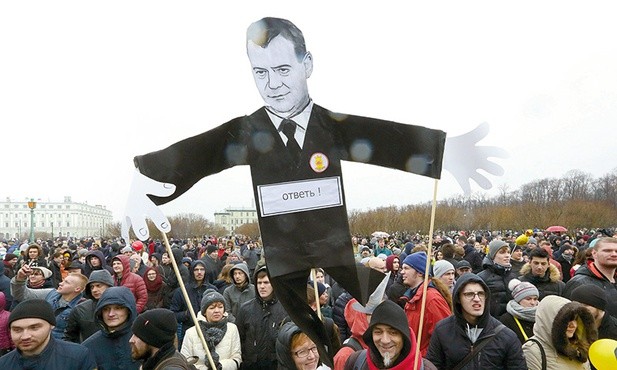W demonstracji przeciwko korupcji w Petersburgu wzięło udział kilkanaście tysięcy młodych ludzi. Wielu przyniosło karykatury premiera z butami sportowymi, które stały się symbolem korupcji tej ekipy rządzącej.