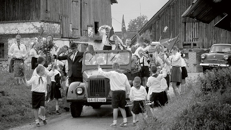 Autorem znakomitych czarno-białych zdjęć jest polski operator i reżyser Wojciech Staroń, a w roli Karlisa wystąpił Wiktor Zborowski (w środku).