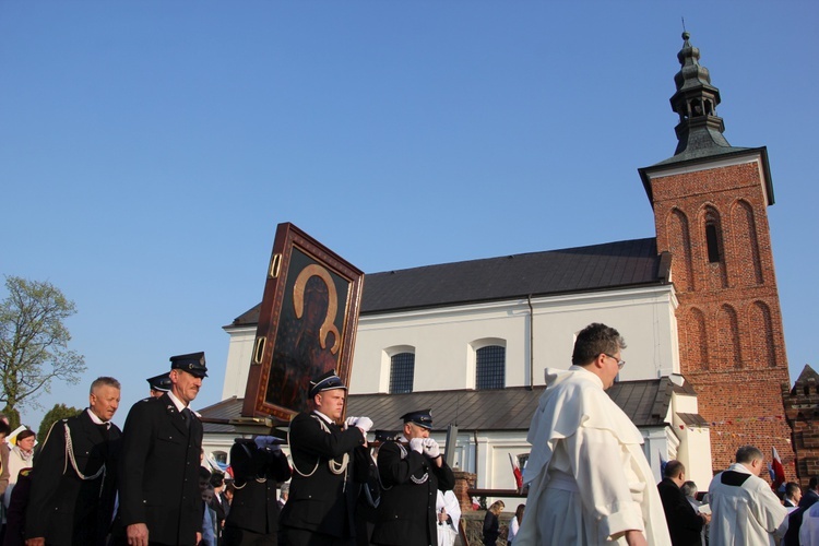 Ikona jasnogórska niesiona w procesji do świątyni w Oporowie