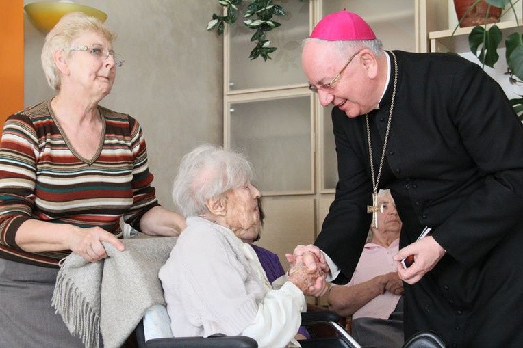 Spotkanie abp. Stanisława Budzika z Jadwigą Szubartowicz, najstarszą Polką