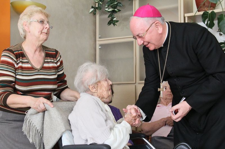 Spotkanie abp. Stanisława Budzika z Jadwigą Szubartowicz, najstarszą Polką