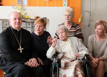 Przedświąteczną wizytę pani Jadwidze złożyli arcybiskup S. Budzik i prezydent Monika Lipińska