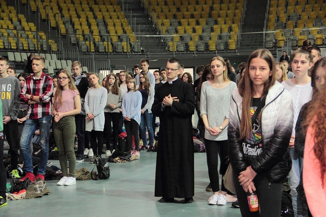 Rekolekcje dla młodzieży szkolnej na hali 