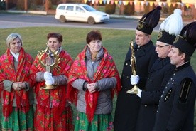 Relikwiarze apostołów Bożego Miłosierdzia uroczyście wniosły do świątyni w Harmężach delegacje parafian