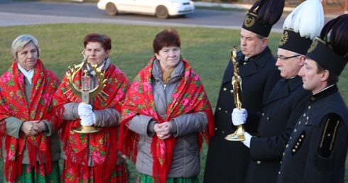 Relikwiarze apostołów Bożego Miłosierdzia uroczyście wniosły do świątyni w Harmężach delegacje parafian