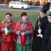 Relikwiarze apostołów Bożego Miłosierdzia uroczyście wniosły do świątyni w Harmężach delegacje parafian