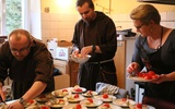 Wolontariusze przygotowują posiłek dla bezdomnych