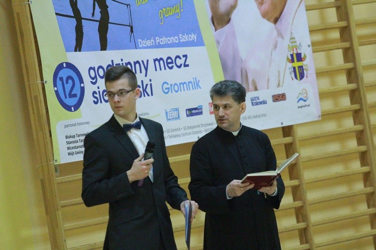 Mecz siatkówki dla Jana Pawła II