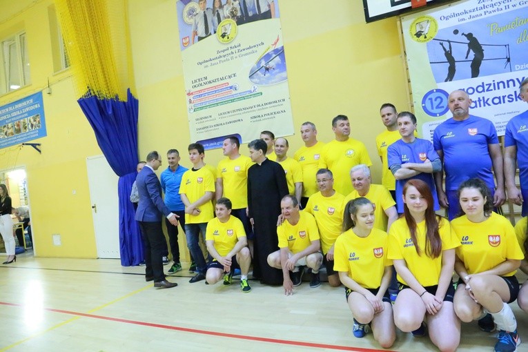 Mecz siatkówki dla Jana Pawła II