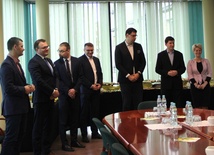 Świąteczne życzenia dziennikarzom w imieniu władz miasta złożył Radosław Witkowski (drugi od lewej)
