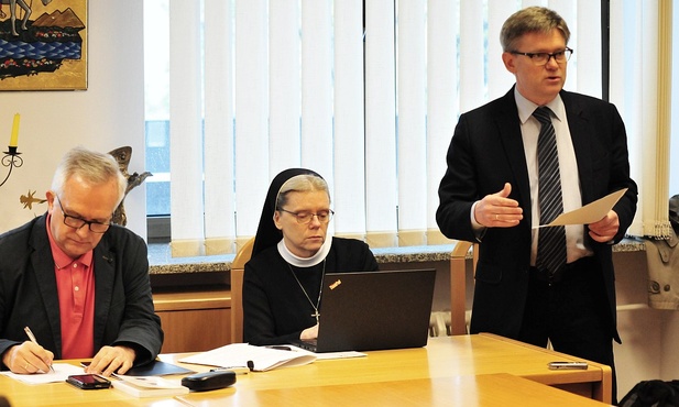 Od prawej: prof. Piotr Gutowski, s. prof. Barbara Chyrowicz, Zbigniew Nosowski, redaktor naczelny "Więzi"