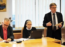 Od prawej: prof. Piotr Gutowski, s. prof. Barbara Chyrowicz, Zbigniew Nosowski, redaktor naczelny "Więzi"