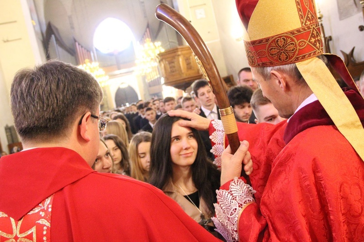 Bierzmowanie w bazylice św. Małgorzaty w Nowym Sączu cz. 1