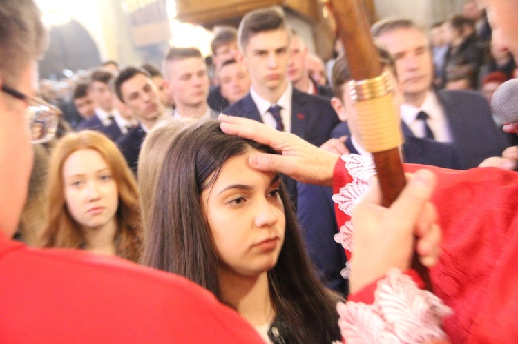 Bierzmowanie w bazylice św. Małgorzaty w Nowym Sączu cz. 1