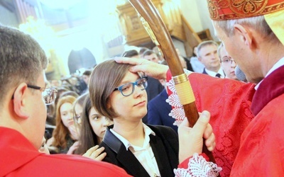 6 kwietnia w sanktuarium Pana Jezusa Przemienionego młodzież przyjęła sakrament bierzmowania z rąk bp. Stanisława Salaterskiego