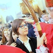 6 kwietnia w sanktuarium Pana Jezusa Przemienionego młodzież przyjęła sakrament bierzmowania z rąk bp. Stanisława Salaterskiego