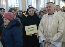 Ks. Piotr Walkiewicz, dyrektor Wydziału Duszpasterskiego kurii biskupiej, z reprezentantami zgromadzeń żeńskich podczas inauguracji Jerycha Różańcowego w radomskiej katedrze