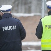 Policjanci zostawili bezdomnego w lesie. Mężczyzna zmarł.