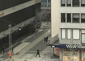 Ciężarówka wjechała w ludzi w centrum Sztokholmu