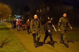 Drewniane krzyże przygotowane przez uczestników to znak rozpoznawczy Ekstremalnej Drogi Krzyżowej