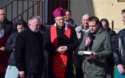 Biskup wraz z więźniami na Drodze Krzyżowej