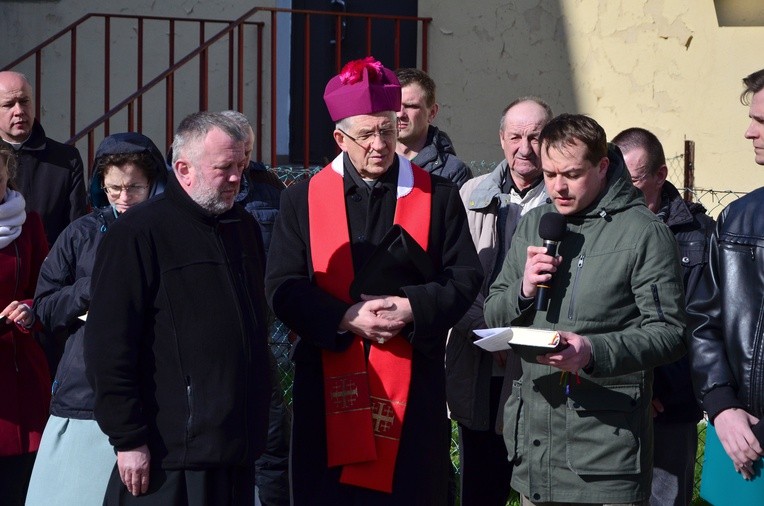 Biskup wraz z więźniami na Drodze Krzyżowej
