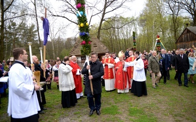 Po Mszy św. poświęcone palmy przyniesiono z kościoła św. Doroty, by zatknąć je na polach skansenu