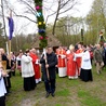 Po Mszy św. poświęcone palmy przyniesiono z kościoła św. Doroty, by zatknąć je na polach skansenu