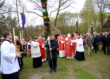 Po Mszy św. poświęcone palmy przyniesiono z kościoła św. Doroty, by zatknąć je na polach skansenu