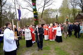 Po Mszy św. poświęcone palmy przyniesiono z kościoła św. Doroty, by zatknąć je na polach skansenu