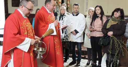 Ks. Rafał Brzuchański i ks. Marek Droździk w żywiekcim kościele Świętego Krzyża w Niedzielę Palmową
