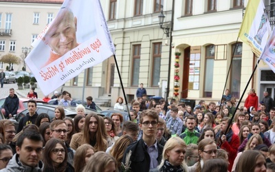 Młodzi przed wejściem do bielskiej katedry