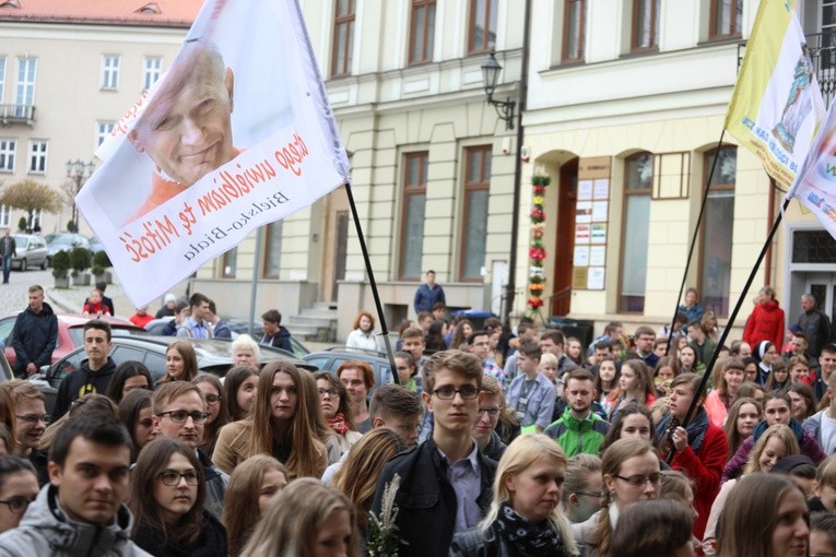 Młodzi przed wejściem do bielskiej katedry